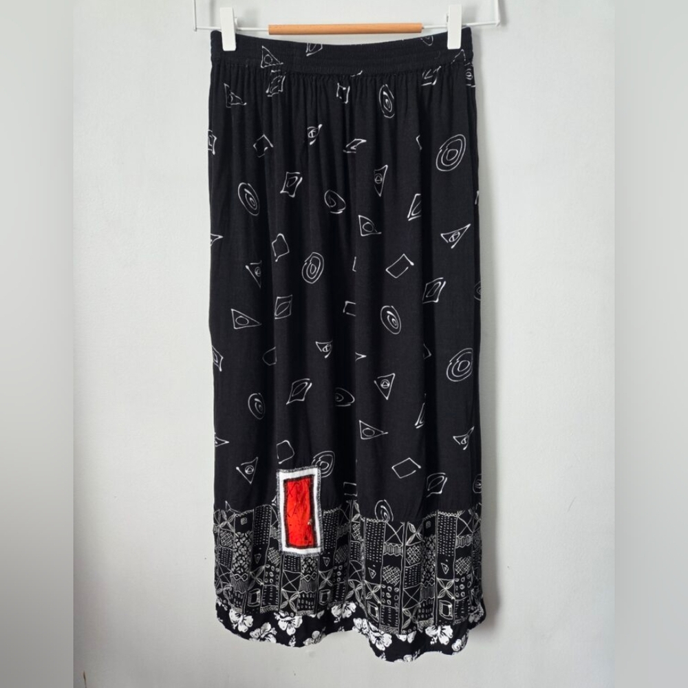 GLOBE TROTTER Black Patterned Skirt with Red Accent